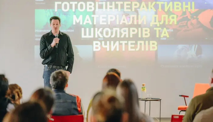 Image of BecomingX CEO Paul Gurney presenting BecomingX Ukraine to assembled media